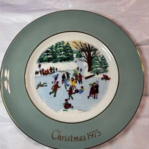 🎄 Vintage Avon Christmas Plate 1975 | Winter Skating Scene | Gold Trim
